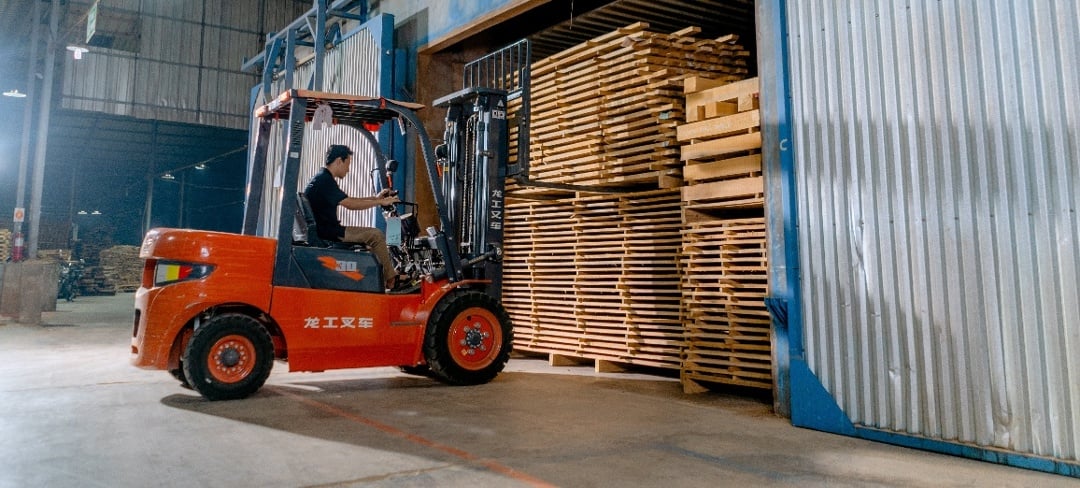 Aluminum Extrusion Building Systems Use Cases - forklift approaching pallets in factory