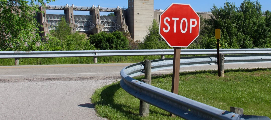 fixed-vs-pinned-connection_Stop-Sign-Set-in-Concrete